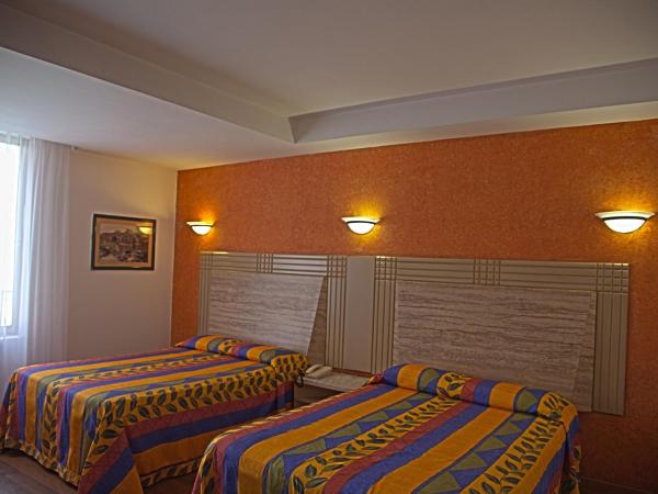 Hotel Cervantes : photo 4 de la chambre chambre double avec 2 lits doubles