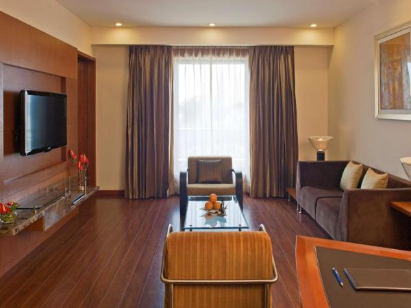 Radisson Blu Plaza Delhi Airport : photo 3 de la chambre deluxe suite with airport transfers, happy hours 03:00 pm to 08:00 pm 1+1, 20% discount on food & beverage and free pick up and drop to worldmark aerocity (subject to car availability)