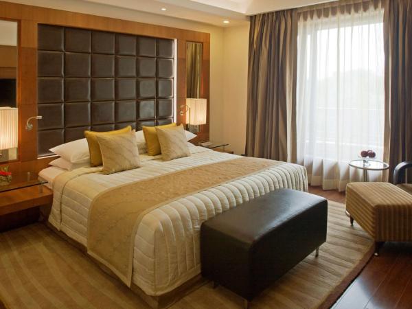 Radisson Blu Plaza Delhi Airport : photo 1 de la chambre deluxe suite with airport transfers, happy hours 03:00 pm to 06:00 pm -1+1, 20% discount on food & beverage and free pick up and drop to worldmark aerocity (subject to car availability)