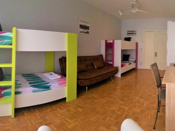 Pensión Pamplonabeds : photo 3 de la chambre chambre quadruple avec salle de bains commune