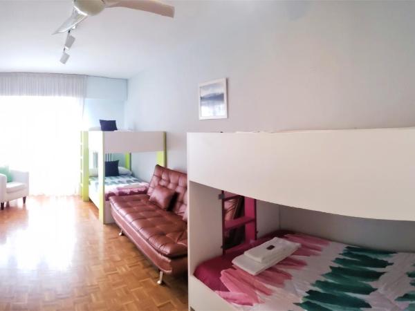 Pensión Pamplonabeds : photo 1 de la chambre chambre quadruple avec salle de bains commune