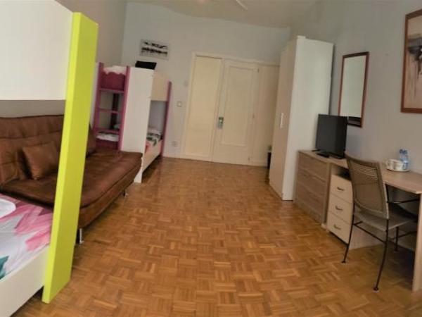 Pensión Pamplonabeds : photo 6 de la chambre chambre quadruple avec salle de bains commune