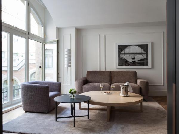 Kozmo Hotel Suites & Spa - Small Luxury Hotels of the World : photo 1 de la chambre suite deluxe avec terrasse et accès au spa