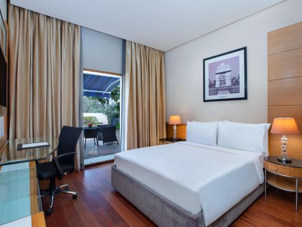 Radisson Blu Marina Hotel Connaught Place : photo 1 de la chambre chambre supérieure avec balcon