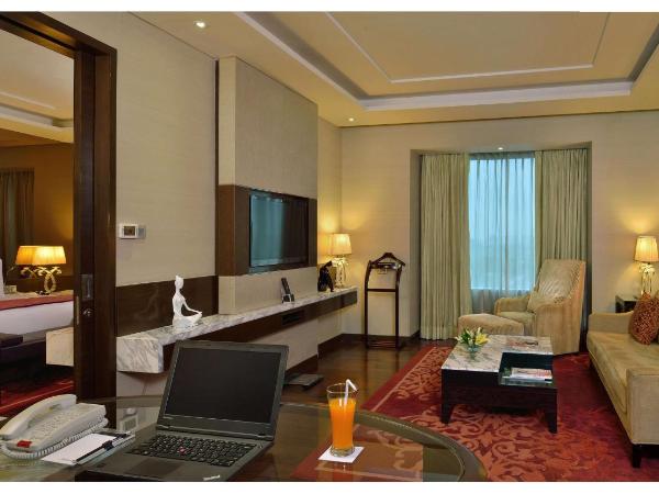 Radisson Blu Jaipur : photo 1 de la chambre suite -non smoking room with 02 beer or 02 pegs(imfl) or 02 mocktails and 02 pcs laundry
