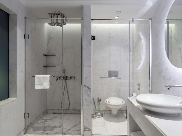 Radisson Blu Hotel Istanbul Ottomare : photo 10 de la chambre suite avec balcon et vue sur le jardin