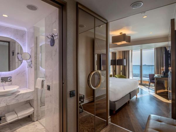 Radisson Blu Hotel Istanbul Ottomare : photo 3 de la chambre chambre premium avec balcon et vue mer
