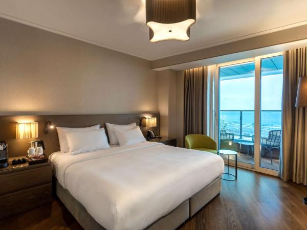 Radisson Blu Hotel Istanbul Ottomare : photo 1 de la chambre chambre premium avec balcon et vue mer