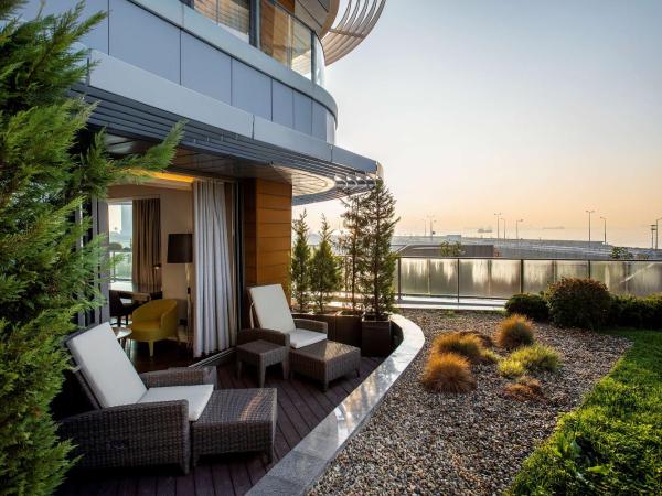 Radisson Blu Hotel Istanbul Ottomare : photo 4 de la chambre suite avec balcon et vue sur le jardin