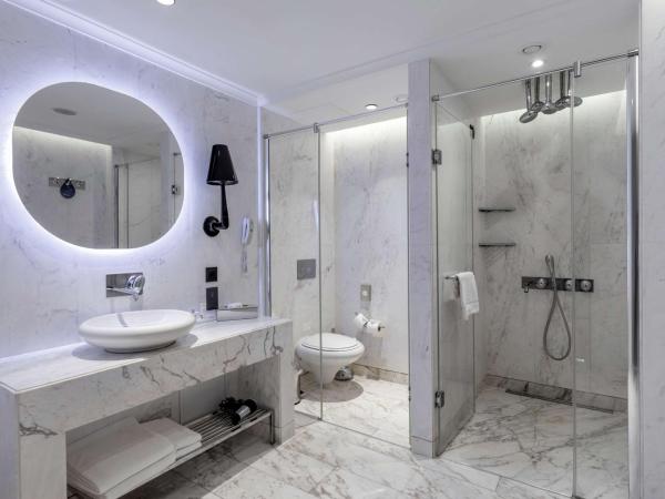 Radisson Blu Hotel Istanbul Ottomare : photo 4 de la chambre suite junior avec balcon et vue sur le jardin