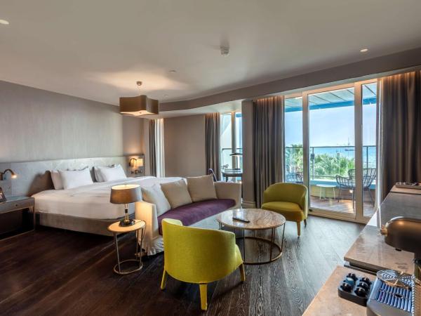 Radisson Blu Hotel Istanbul Ottomare : photo 1 de la chambre suite junior avec balcon - vue sur mer