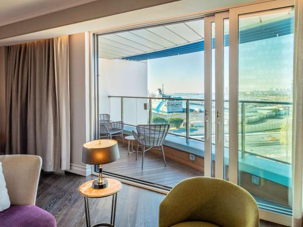 Radisson Blu Hotel Istanbul Ottomare : photo 6 de la chambre suite junior avec balcon - vue sur mer