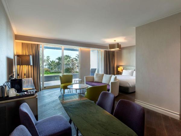 Radisson Blu Hotel Istanbul Ottomare : photo 1 de la chambre suite junior avec balcon et vue sur le jardin