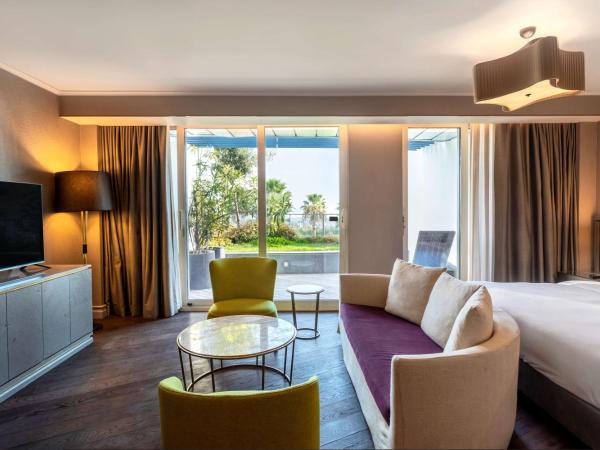 Radisson Blu Hotel Istanbul Ottomare : photo 2 de la chambre suite avec balcon et vue sur le jardin