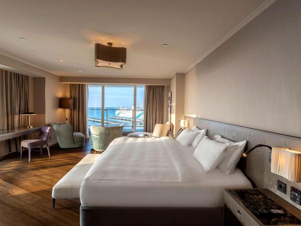 Radisson Blu Hotel Istanbul Ottomare : photo 5 de la chambre suite avec balcon - vue sur mer