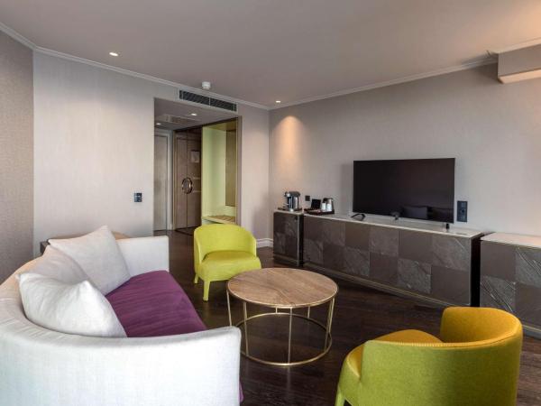 Radisson Blu Hotel Istanbul Ottomare : photo 6 de la chambre suite avec balcon - vue sur mer