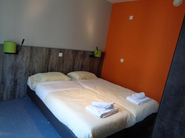 Brxxl 5 City Centre Hostel : photo 1 de la chambre chambre double avec salle de bains privative