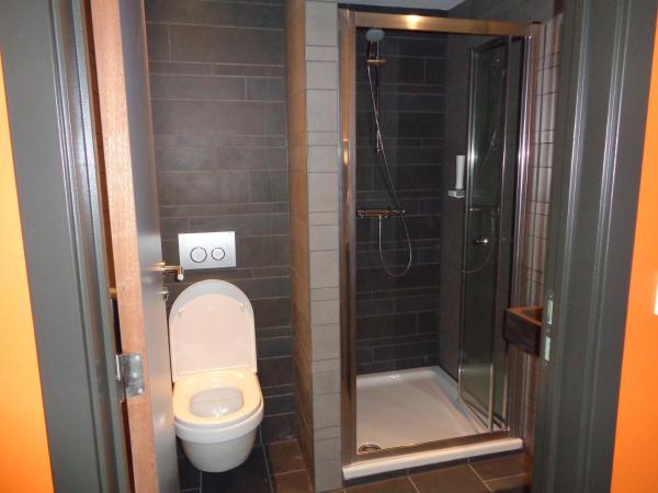 Brxxl 5 City Centre Hostel : photo 6 de la chambre chambre double avec salle de bains privative