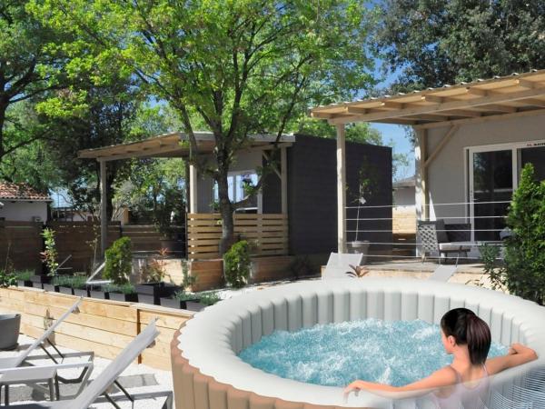 Boutique Mobile Homes UlikaRovinj : photo 8 de la chambre pet friendly one bedroom mobile home with terrace and hot tub