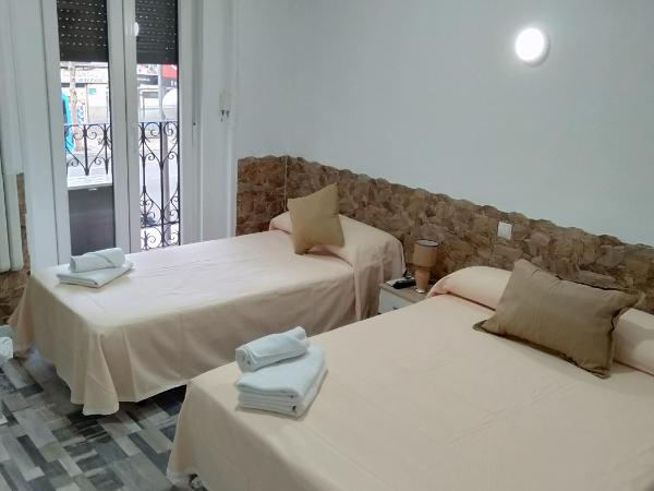 HOSTAL Noche y Dia : photo 1 de la chambre chambre triple avec salle de bains commune