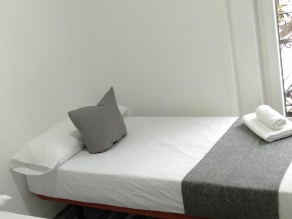 HOSTAL Noche y Dia : photo 4 de la chambre chambre lits jumeaux avec salle de bains commune