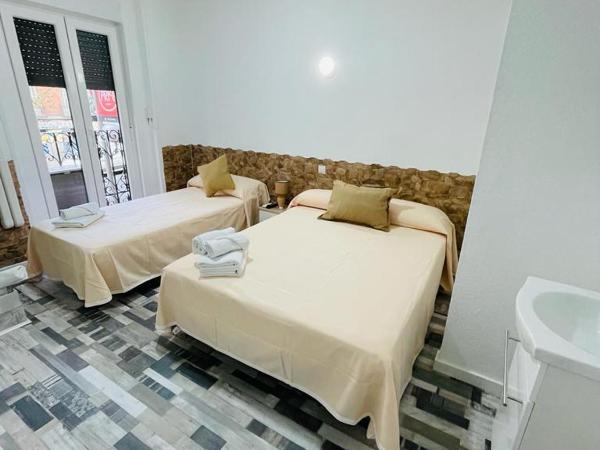 HOSTAL Noche y Dia : photo 2 de la chambre chambre triple avec salle de bains commune