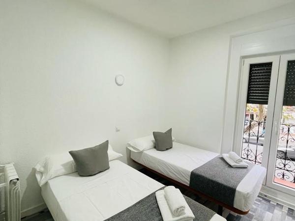 HOSTAL Noche y Dia : photo 1 de la chambre chambre lits jumeaux avec salle de bains commune