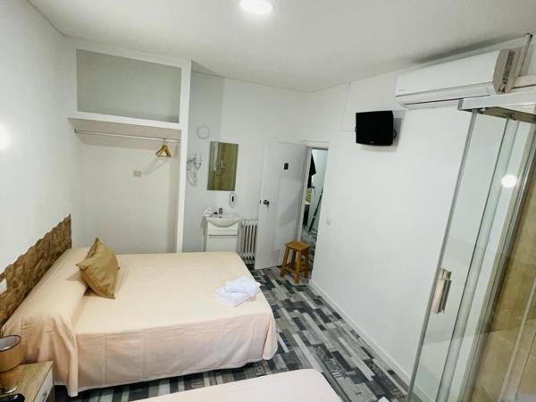 HOSTAL Noche y Dia : photo 3 de la chambre chambre triple avec salle de bains commune