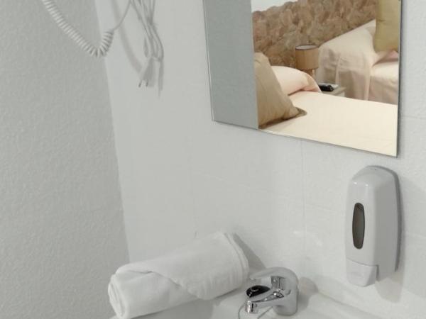 HOSTAL Noche y Dia : photo 1 de la chambre chambre double avec salle de bains commune