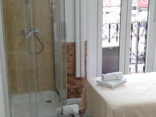 HOSTAL Noche y Dia : photo 4 de la chambre chambre triple avec salle de bains commune