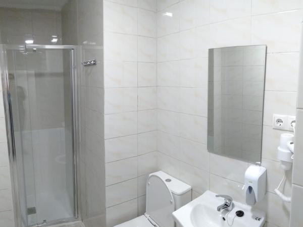 HOSTAL Noche y Dia : photo 2 de la chambre chambre double avec salle de bains commune