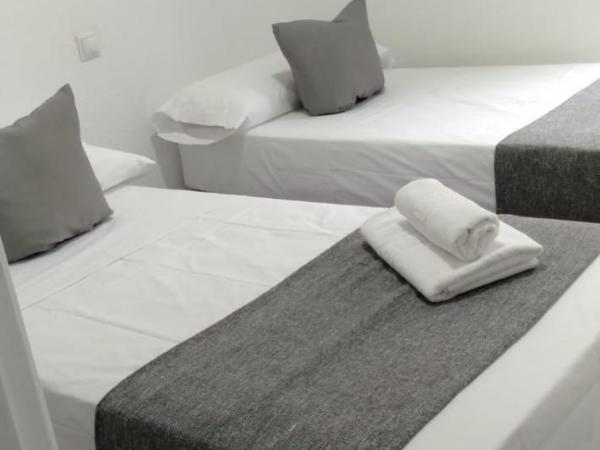 HOSTAL Noche y Dia : photo 2 de la chambre chambre lits jumeaux avec salle de bains commune