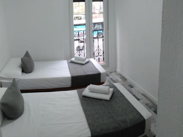 HOSTAL Noche y Dia : photo 3 de la chambre chambre lits jumeaux avec salle de bains commune