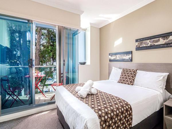 Best Western Plus Camperdown Suites : photo 1 de la chambre deluxe double room with kitchenette and balcony 