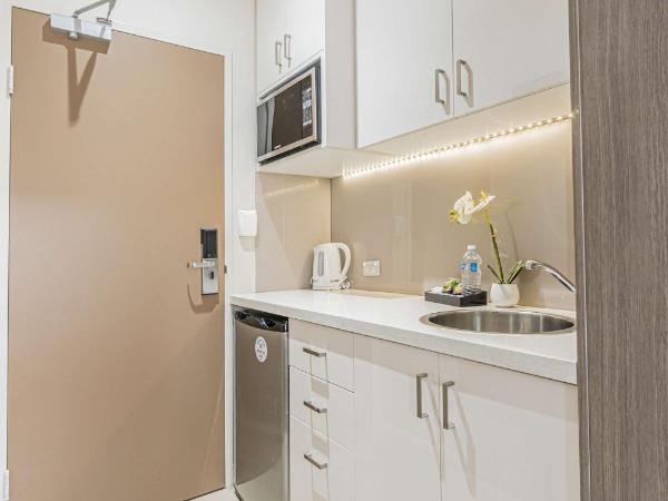 Best Western Plus Camperdown Suites : photo 3 de la chambre deluxe double room with kitchenette and balcony 