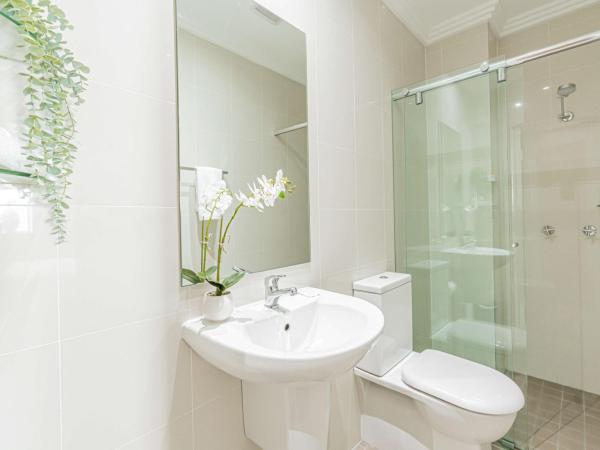 Best Western Plus Camperdown Suites : photo 4 de la chambre deluxe double room with kitchenette and balcony 