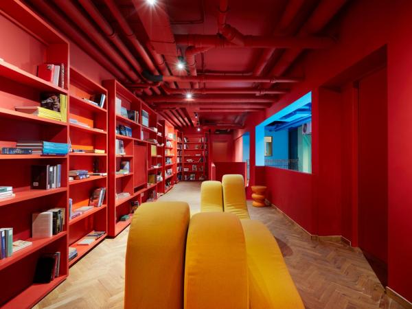 Hotel Not Hotel Rotterdam : photo 5 de la chambre hébergement bibliothèque secrète avec baignoire