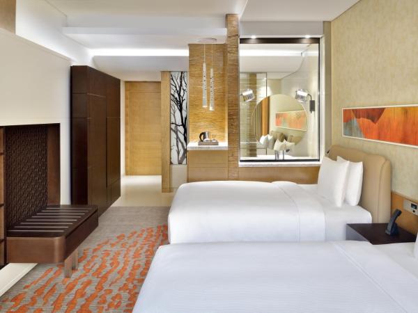 Crowne Plaza Dubai Marina, an IHG Hotel : photo 4 de la chambre chambre lits jumeaux avec accès au salon - vue sur port de plaisance