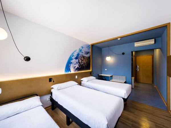 Hotel Euro Suíte Curitiba Batel By Nacional Inn : photo 4 de la chambre chambre triple standard avec 3 lits simples