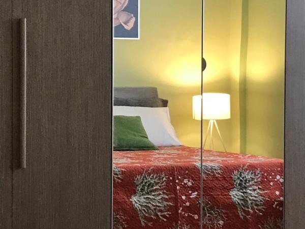 B&B Ospedale Maggiore Parma affittacamere : photo 9 de la chambre chambre double Économique avec salle de bains commune