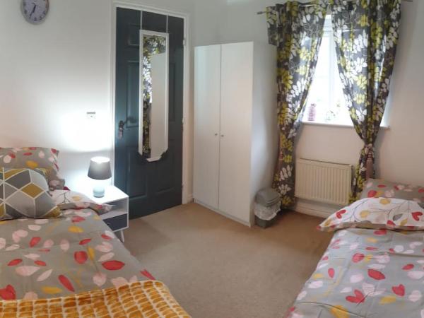 Queens Rooms, a Perfect Stay, Next to Shopping Parks and Central Manchester : photo 1 de la chambre petite chambre lits jumeaux