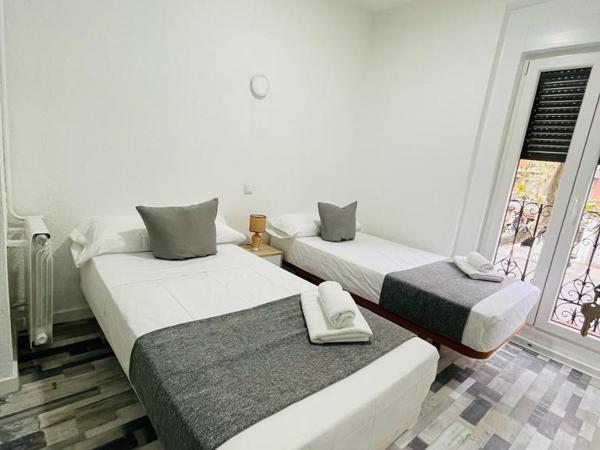 HOSTAL Noche y Dia : photo 6 de la chambre chambre lits jumeaux avec salle de bains commune