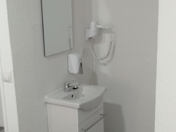 HOSTAL Noche y Dia : photo 6 de la chambre chambre double avec salle de bains commune