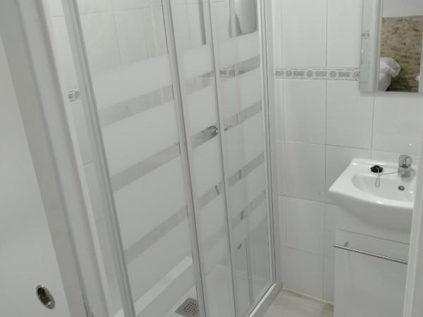 HOSTAL Noche y Dia : photo 6 de la chambre chambre triple avec salle de bains commune