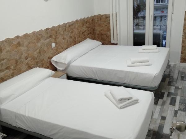 HOSTAL Noche y Dia : photo 9 de la chambre chambre triple avec salle de bains commune