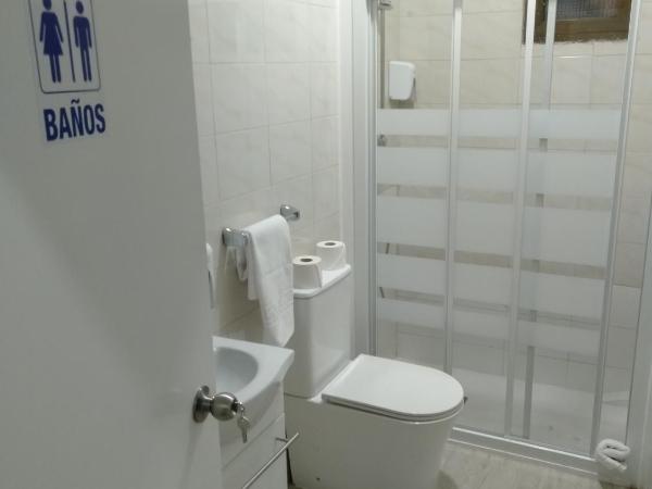 HOSTAL Noche y Dia : photo 3 de la chambre chambre double avec salle de bains commune