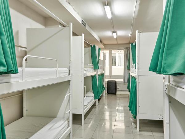 Hola Hostal Eixample : photo 8 de la chambre lit dans dortoir mixte de 24 lits