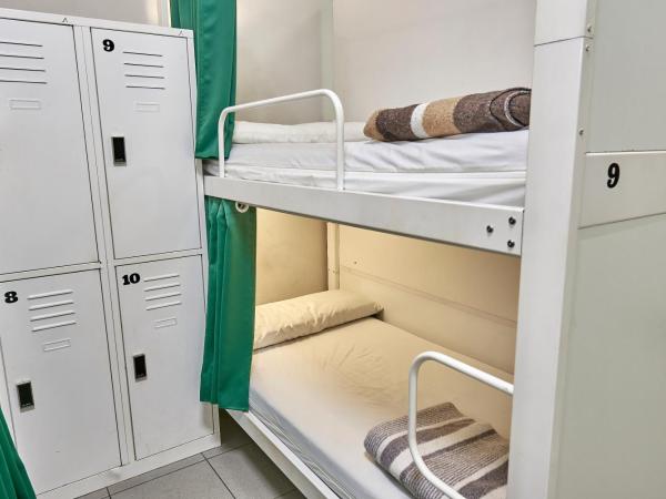 Hola Hostal Eixample : photo 7 de la chambre lit dans dortoir mixte de 18 lits