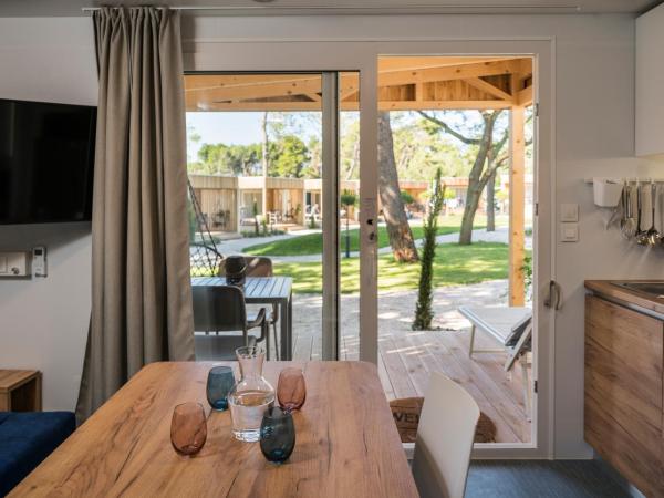 Falkensteiner Premium Mobile Homes and Camping Zadar : photo 3 de la chambre mobile home 1 chambre confort avec terrasse