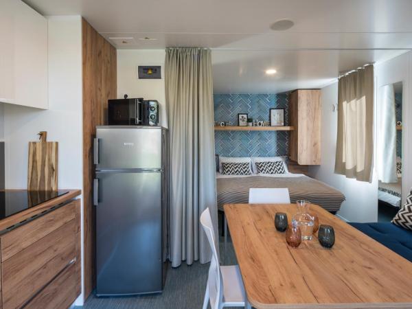 Falkensteiner Premium Mobile Homes and Camping Zadar : photo 2 de la chambre mobile home 1 chambre confort avec terrasse